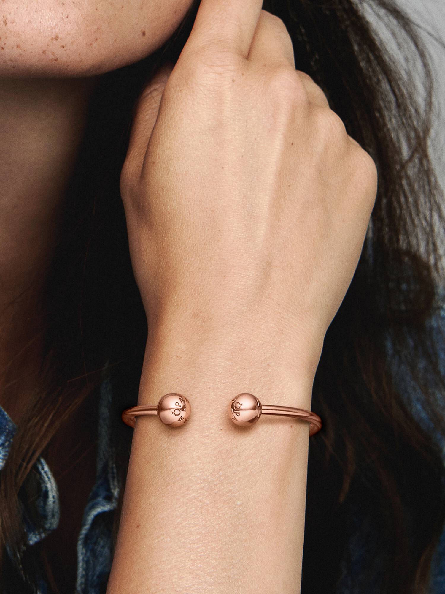 Bracelete Rígido Aberto entre Esferas