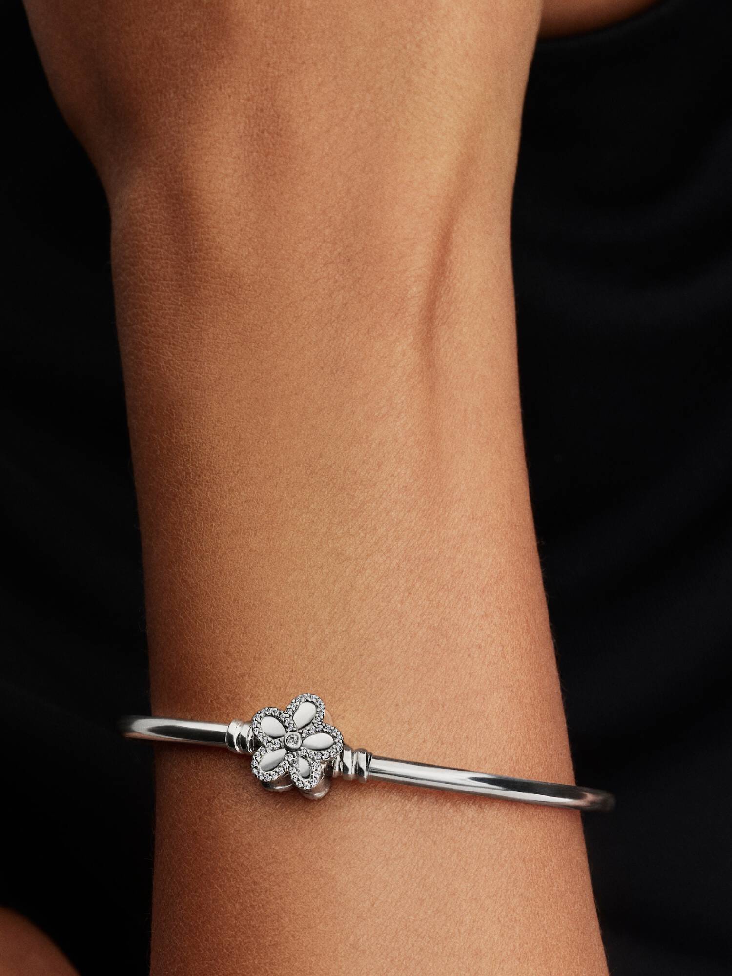 Bracelete rígido (bangle) de flor com pavê.