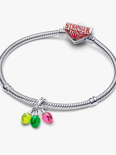Charm "Corra" que Brilha no Escuro de Stranger Things