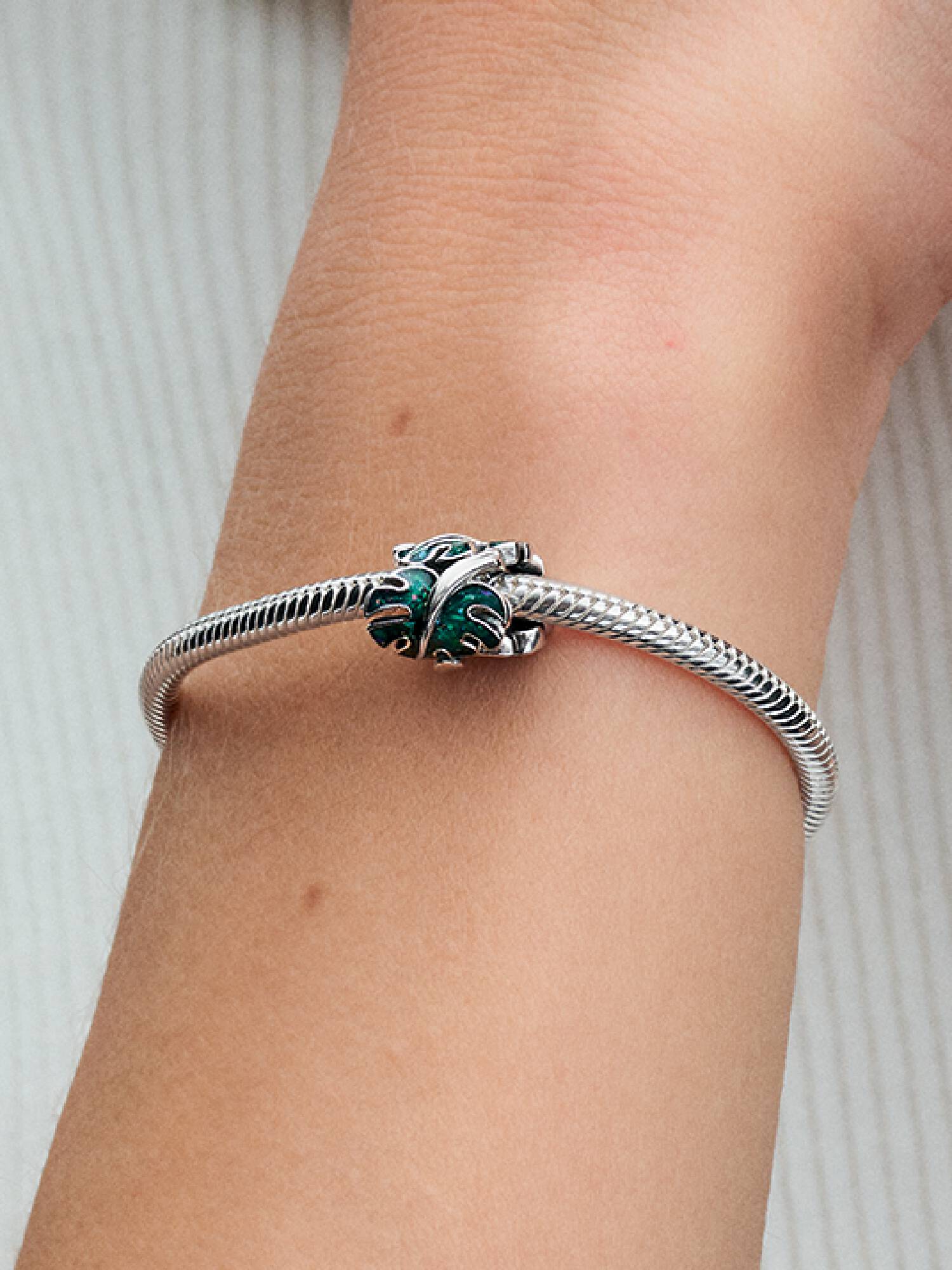 Charm Folhas de Monstera em Prata com Esmalte Verde Holográfico