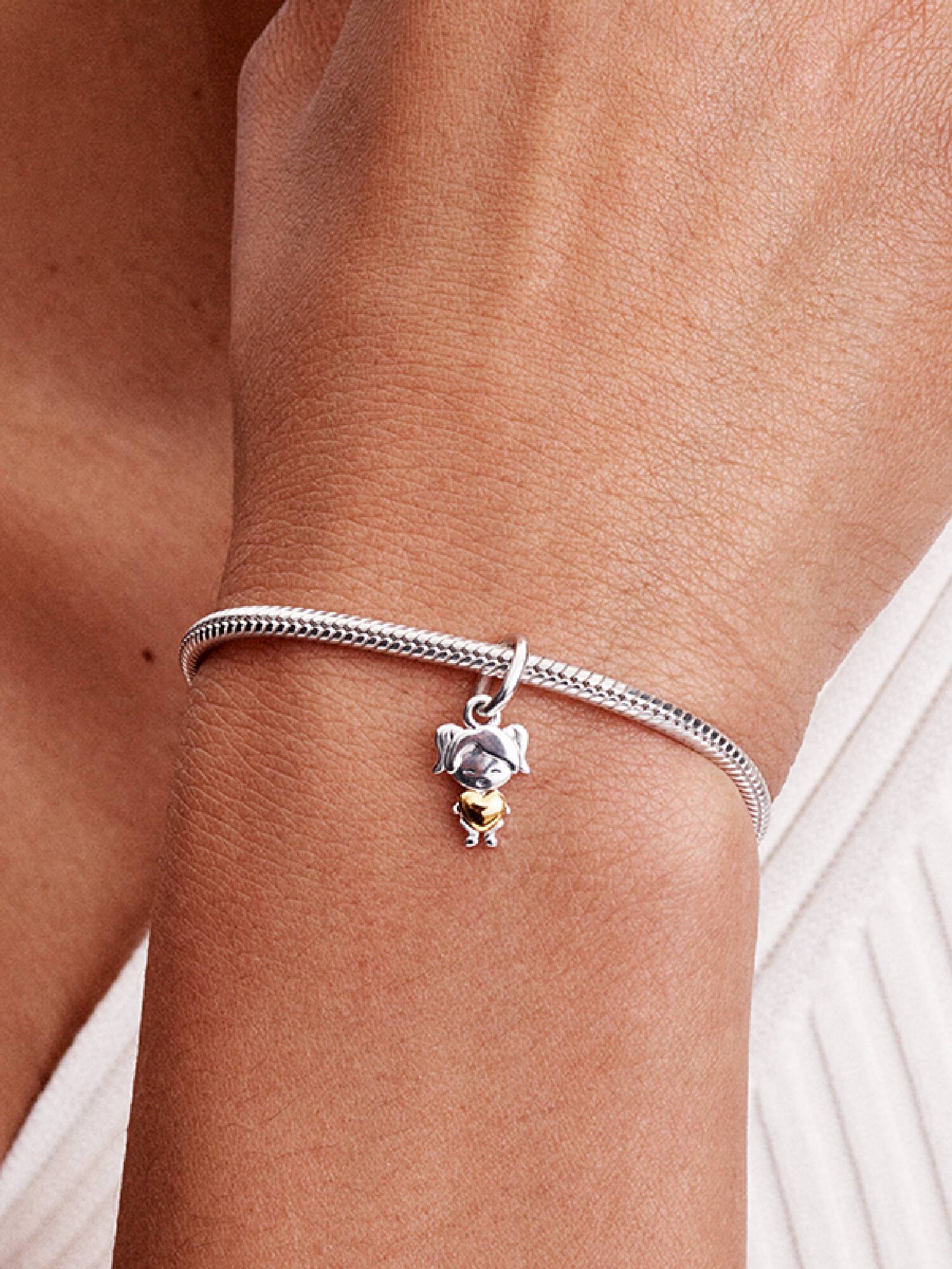 Charm pendente de menina feliz
