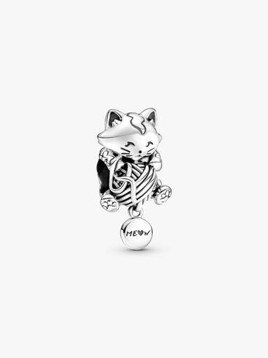 Charm de gatinho e novelo de lã