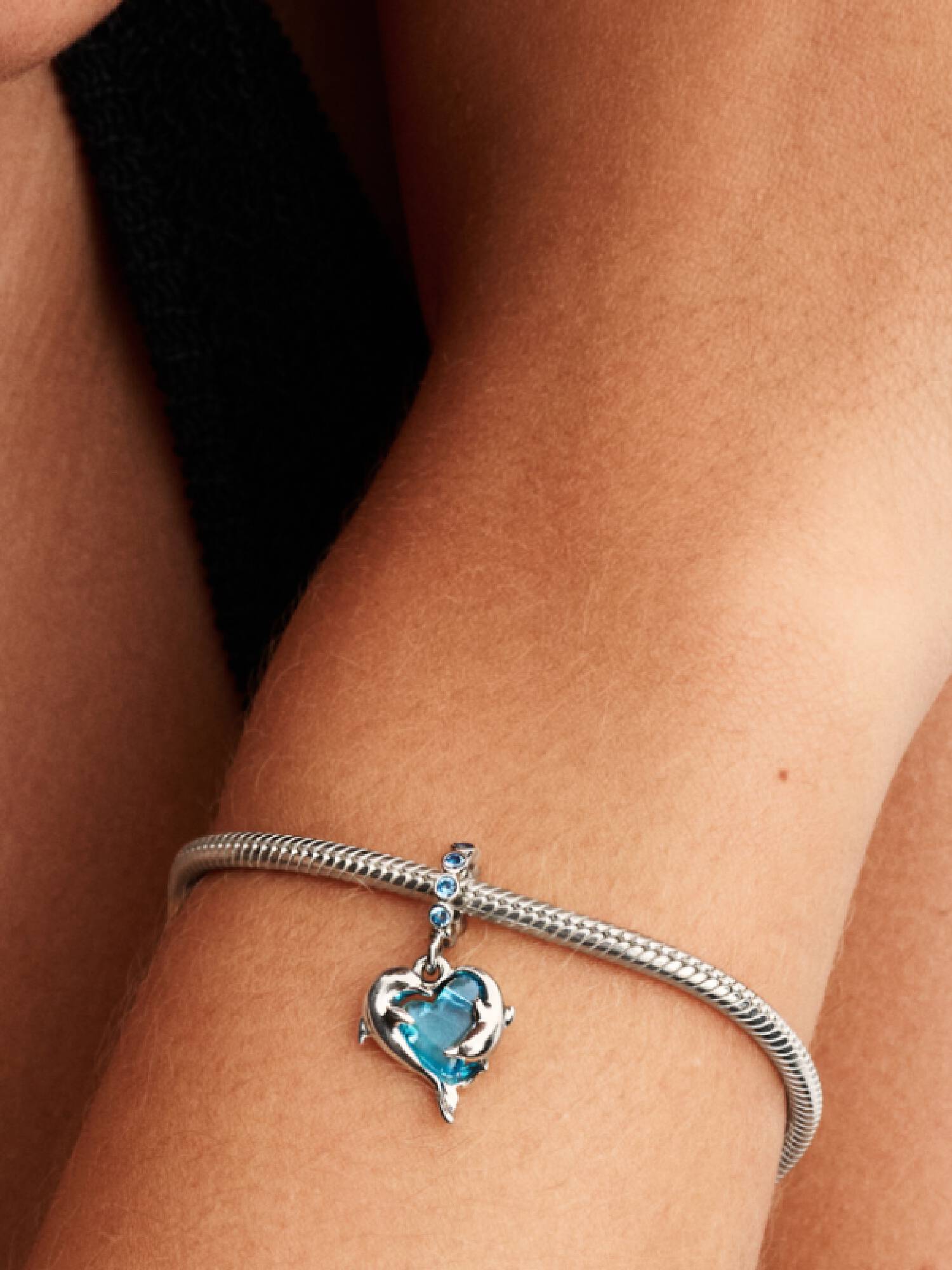 Charm pendente de golfinhos em vidro de Murano azul