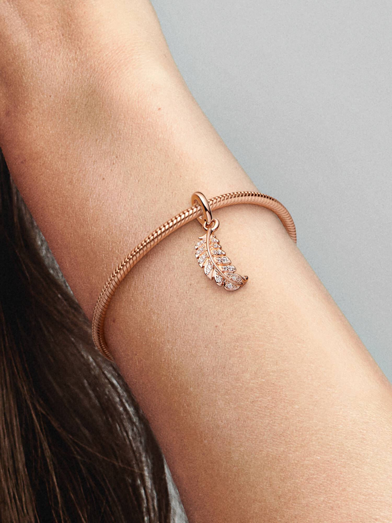 Charm Pendente Pena Curvada Flotante