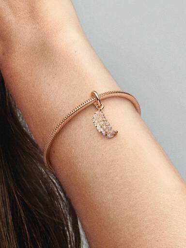 Charm Pendente Pena Curvada Flotante