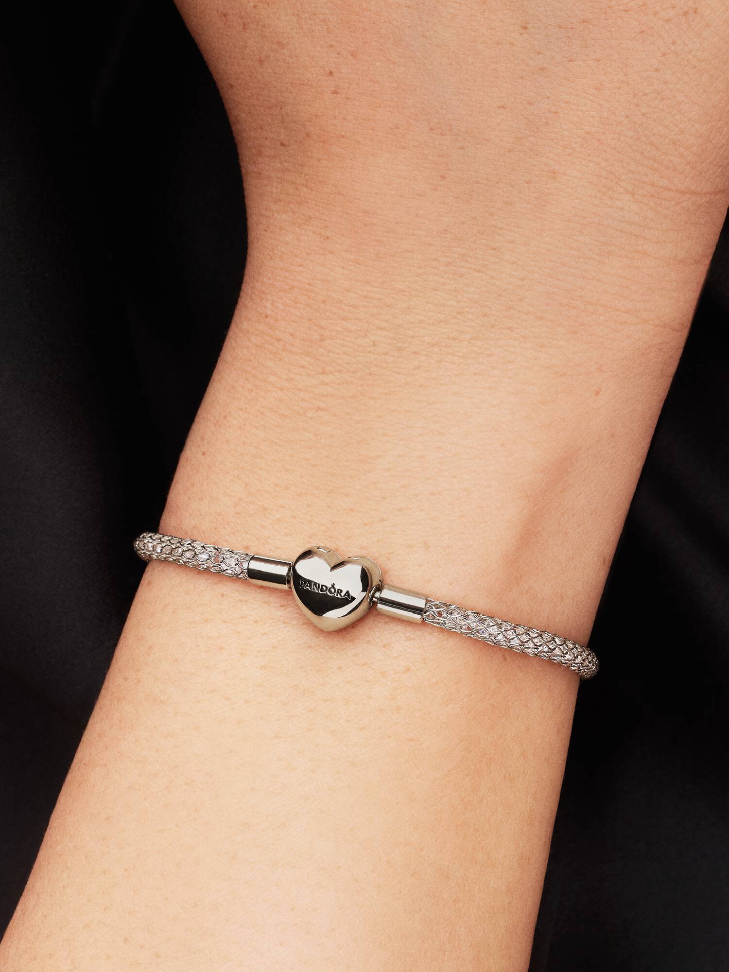 Pulseira de Malha Brilhante com Fecho de Coração 