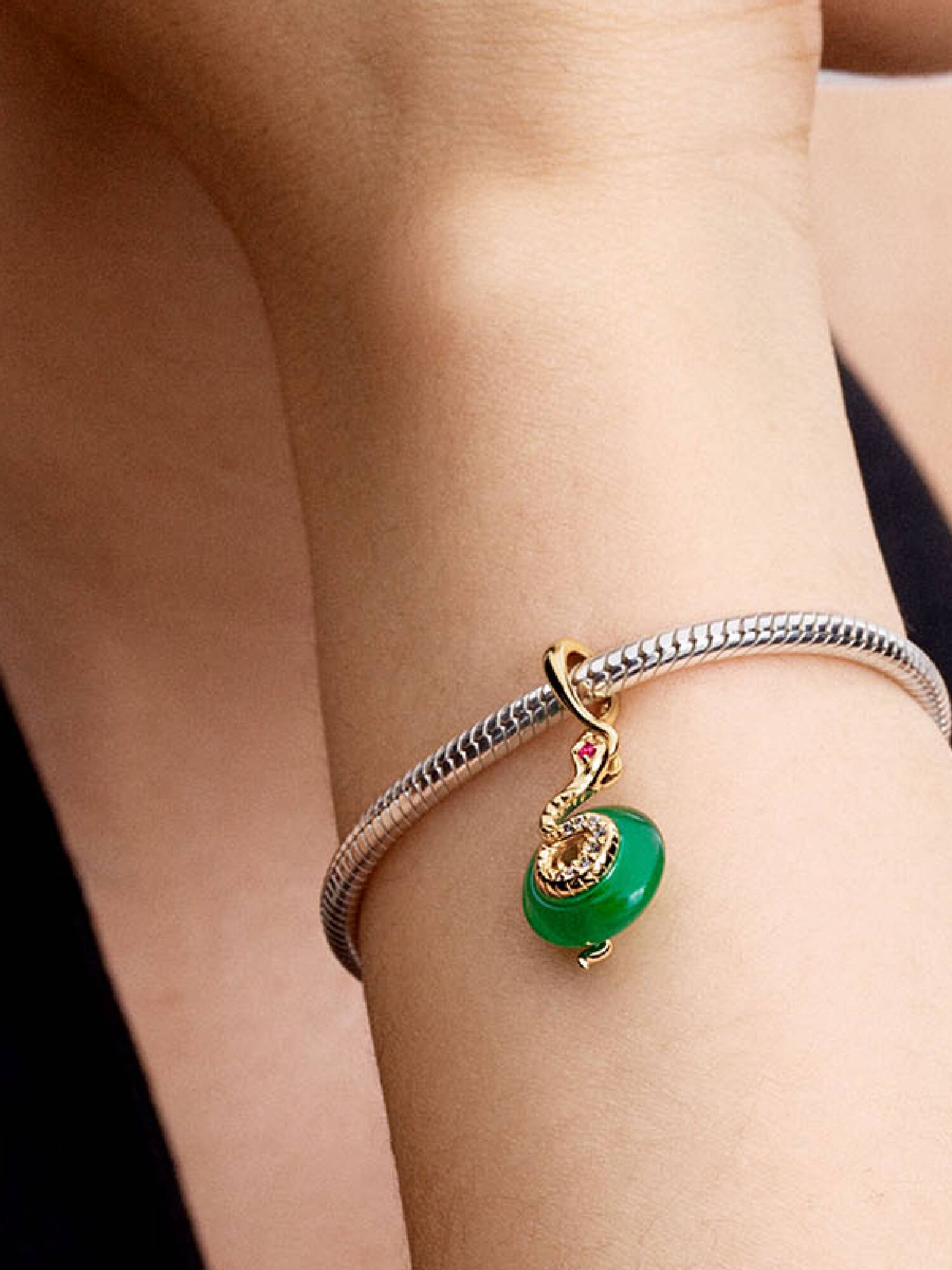 Charm pendente em vidro de Murano verde em formato de cobra
