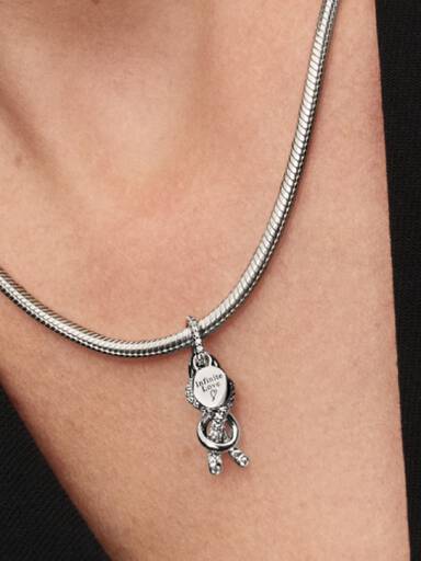 Charm pendente com nó infinito de pavê