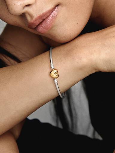 Bracelete Rígido com Fecho em Coração