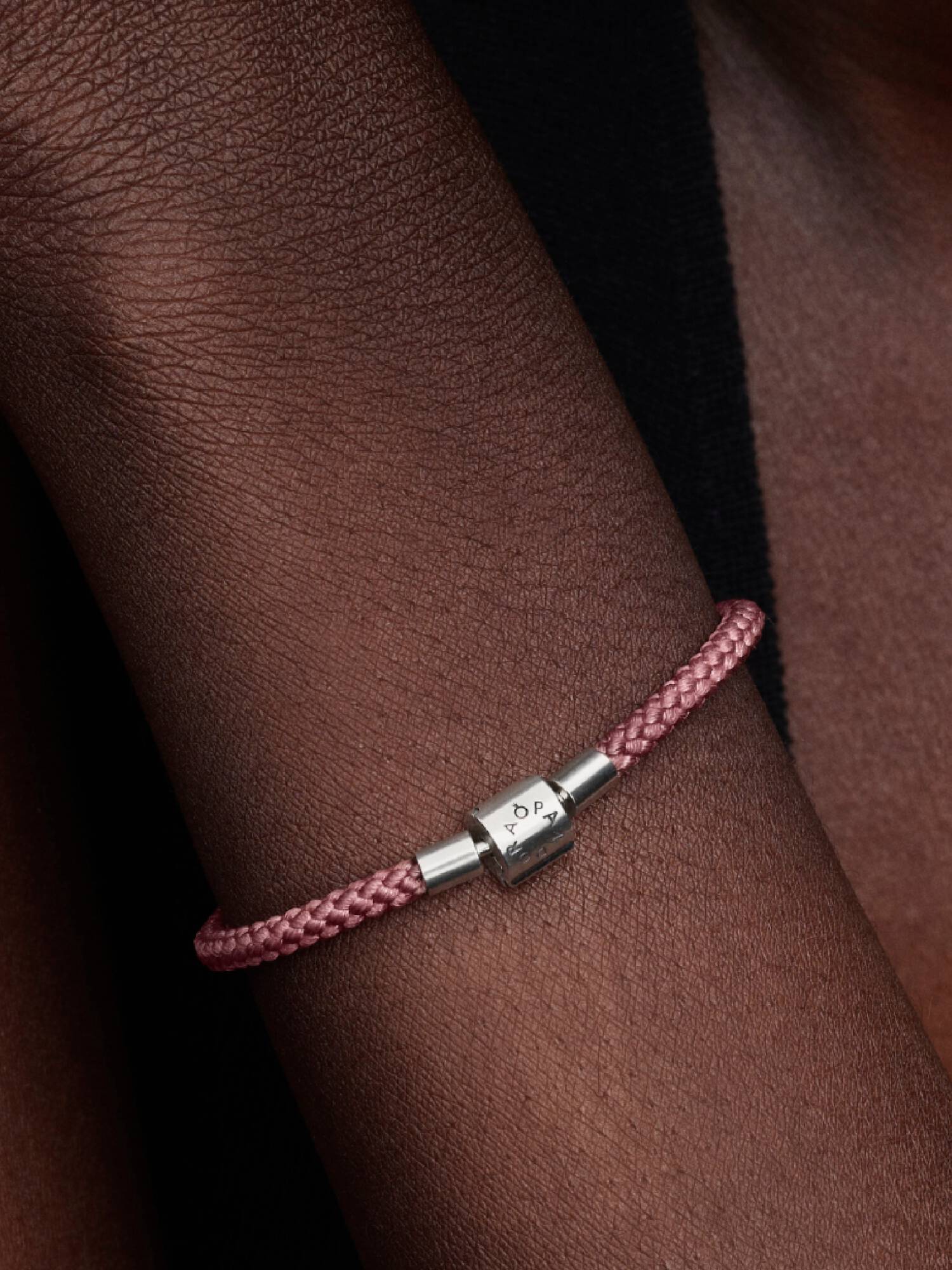 Braceletee de Cordãoón Rosado Brilhante