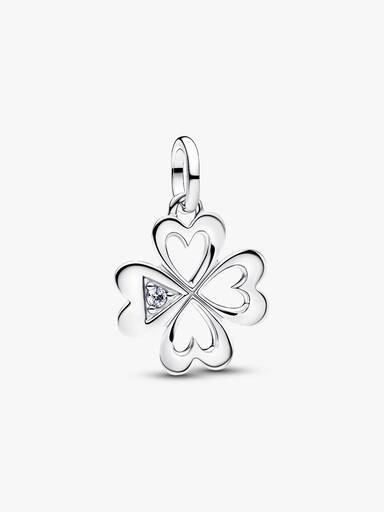 Charm medalhão de coração com trevo de quatro folhas.