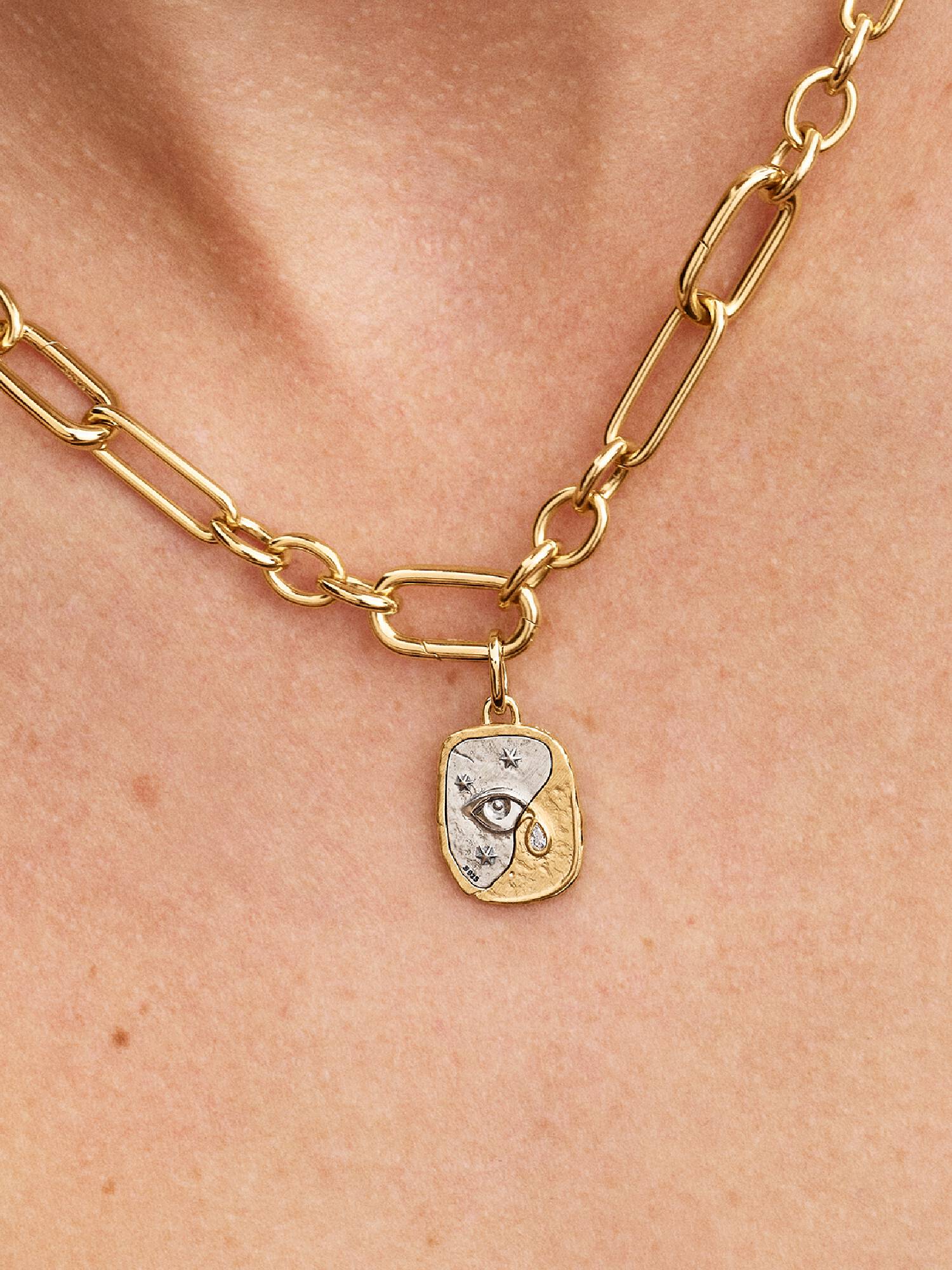 Charm Medalhão de Olho