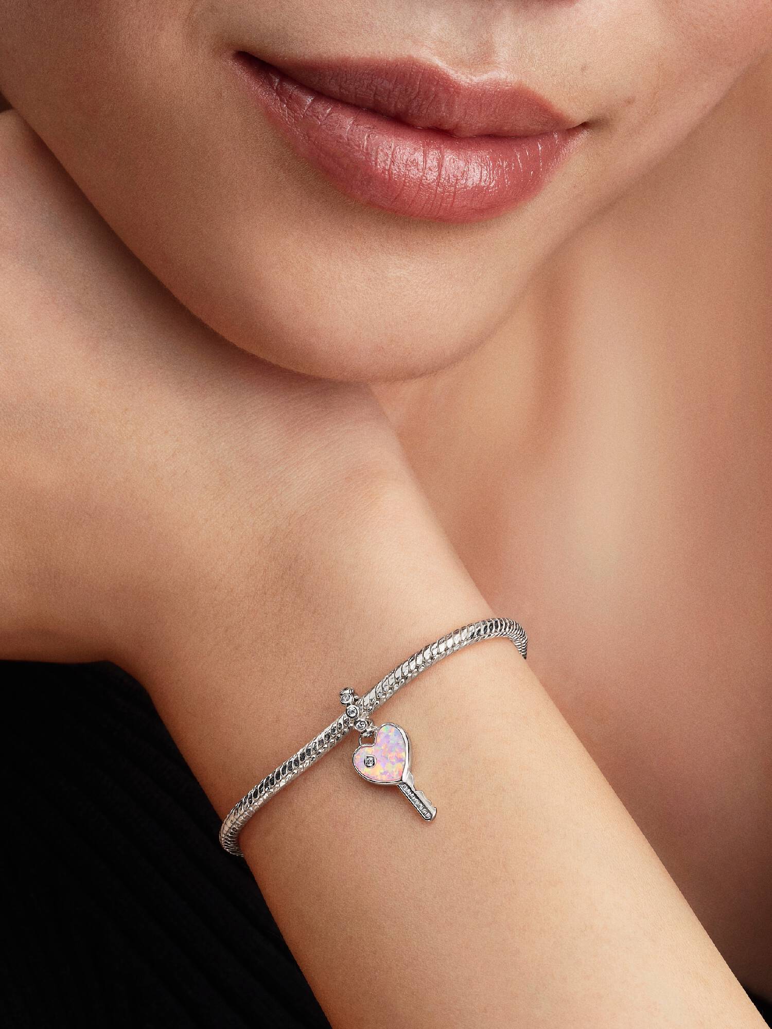 Charm pendente com chave de coração fruta-cor.