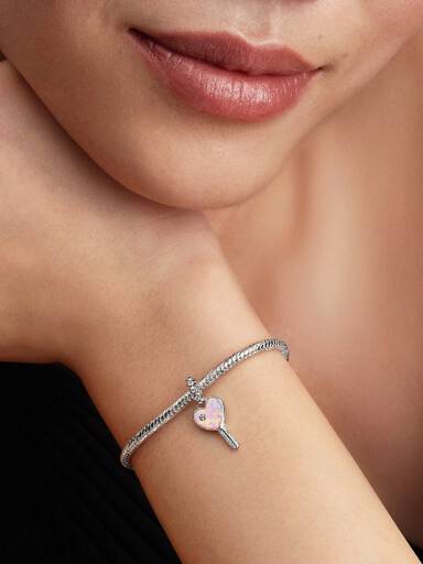 Charm pendente com chave de coração fruta-cor.