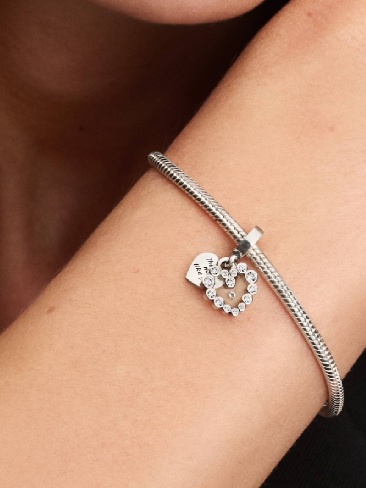 Charm pendente duplo com coração brilhante