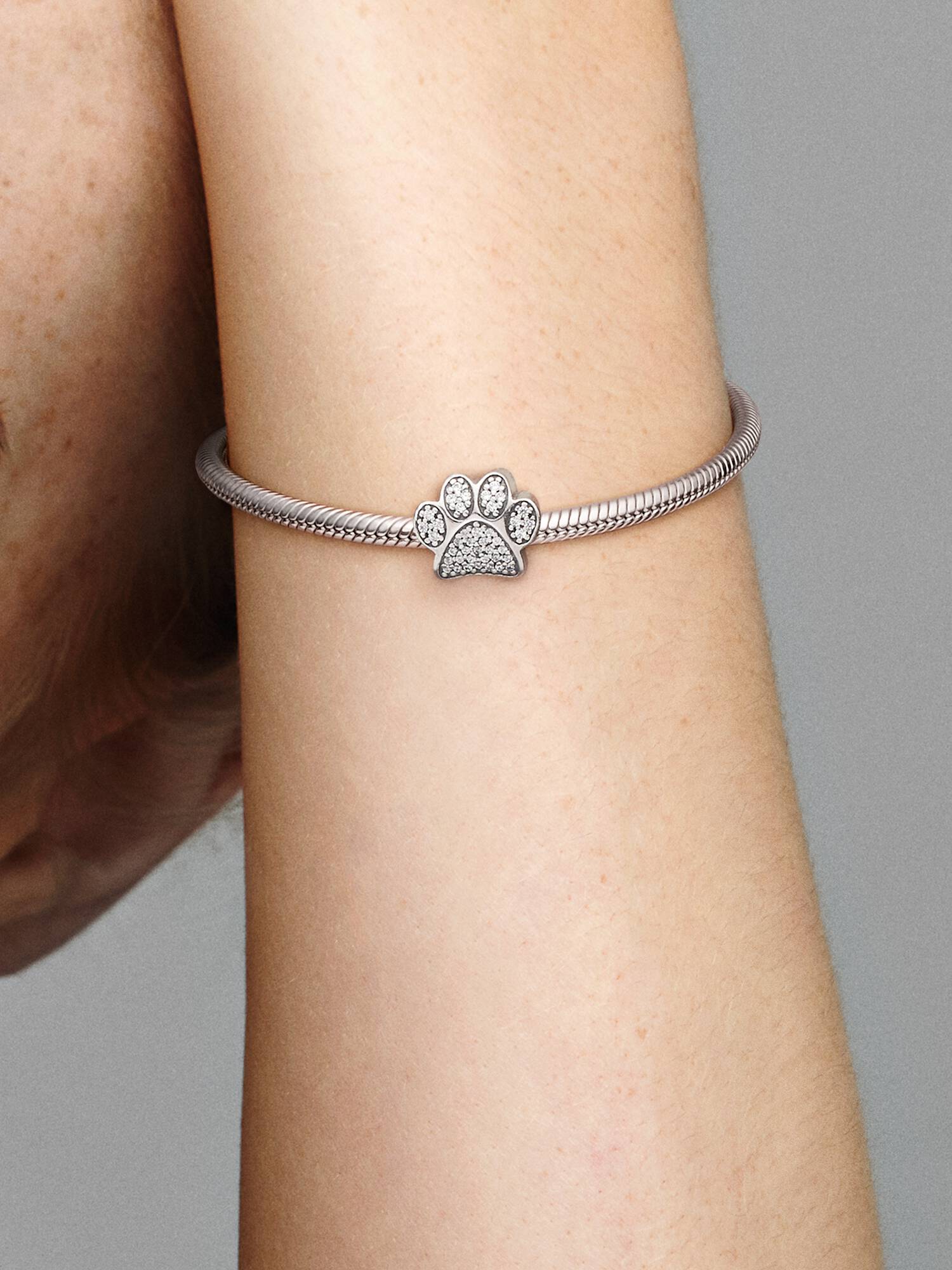 Charm com Estampa de Patinha Brilhante