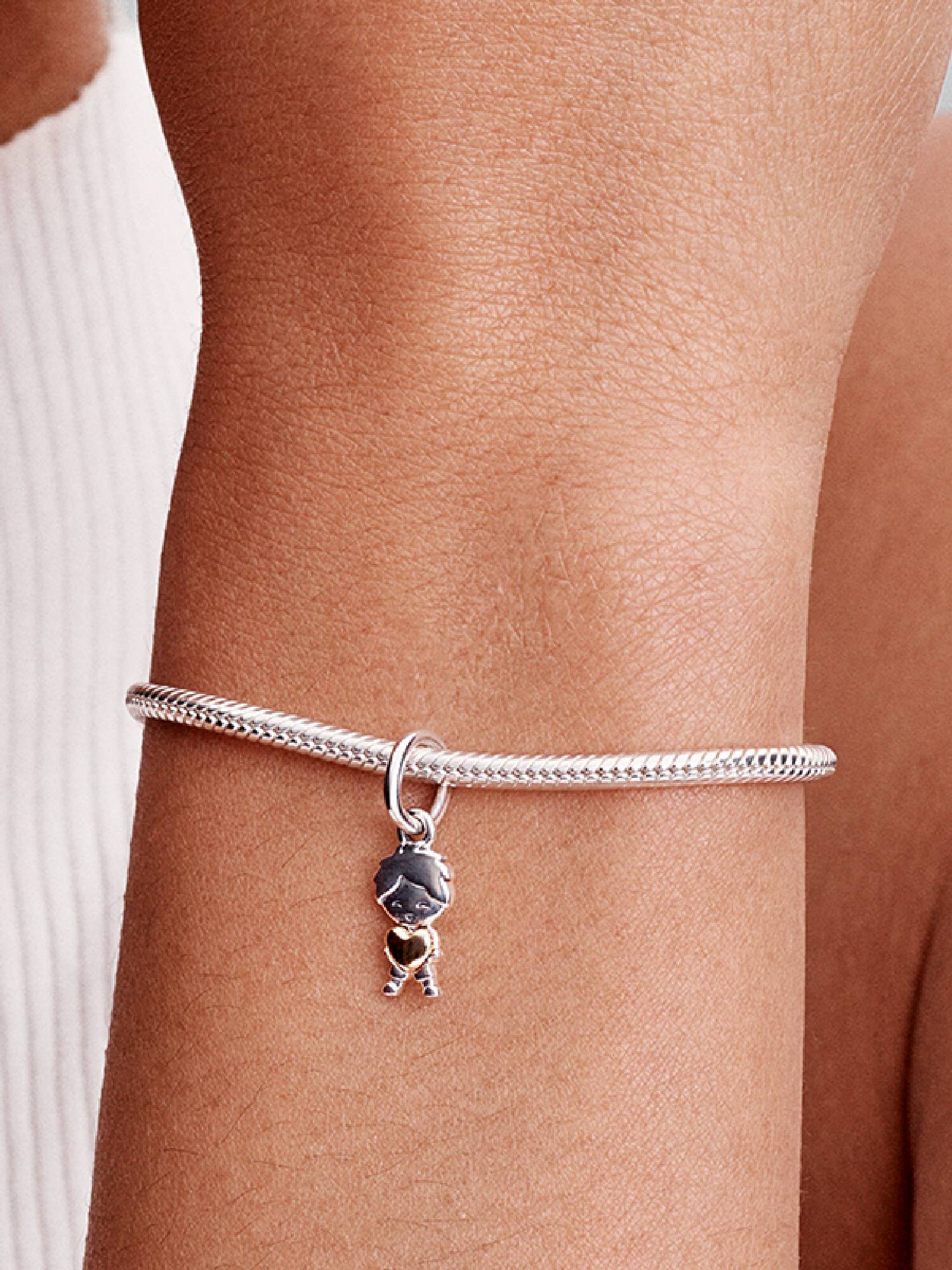 Charm pendente de menino feliz