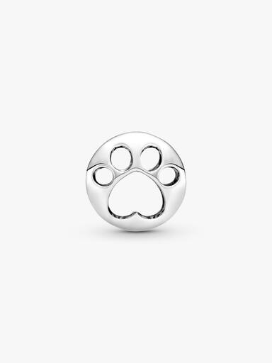 Charm vazado com impressão de patinha.