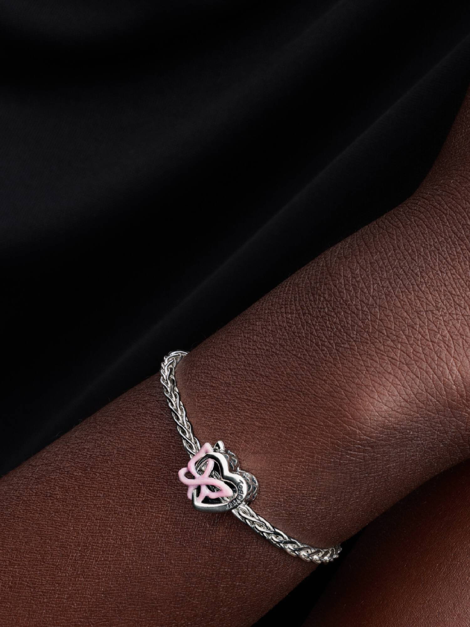 Charm de coração entrelaçado com borboleta.