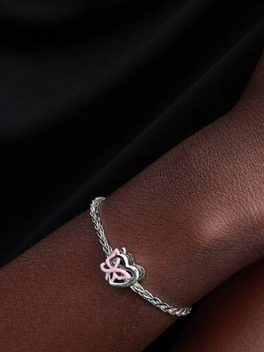Charm de coração entrelaçado com borboleta.