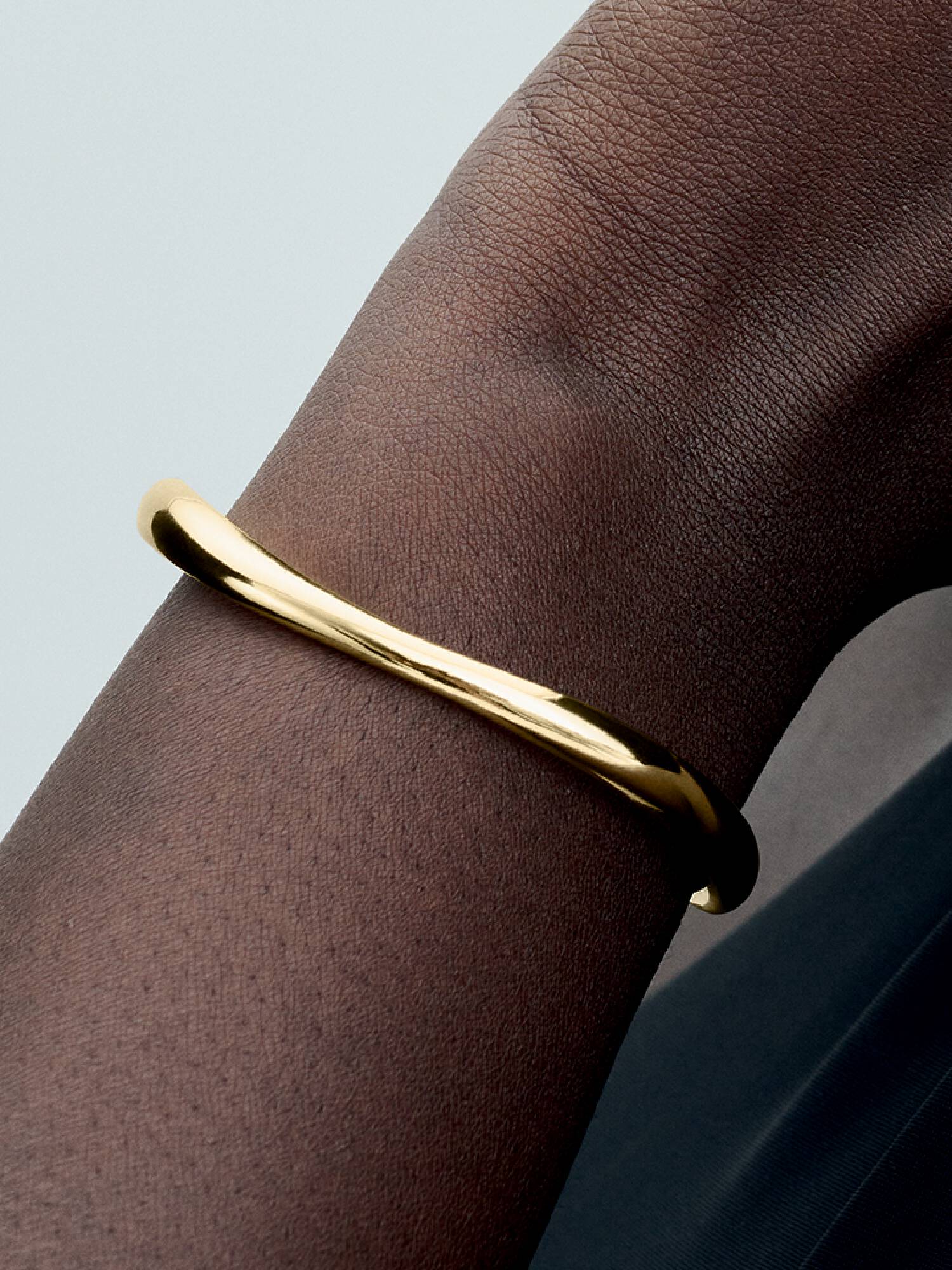 Bracelete Rígido em Forma Orgânica Aberto