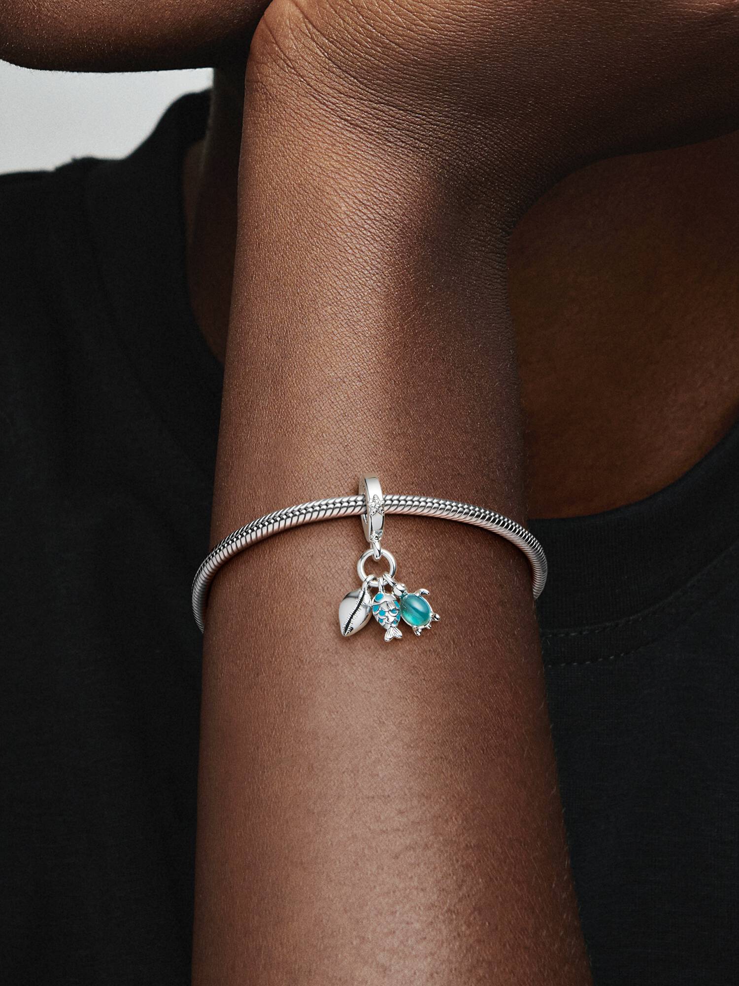 Charm pendente com peixe, tartaruga marinha e concha
