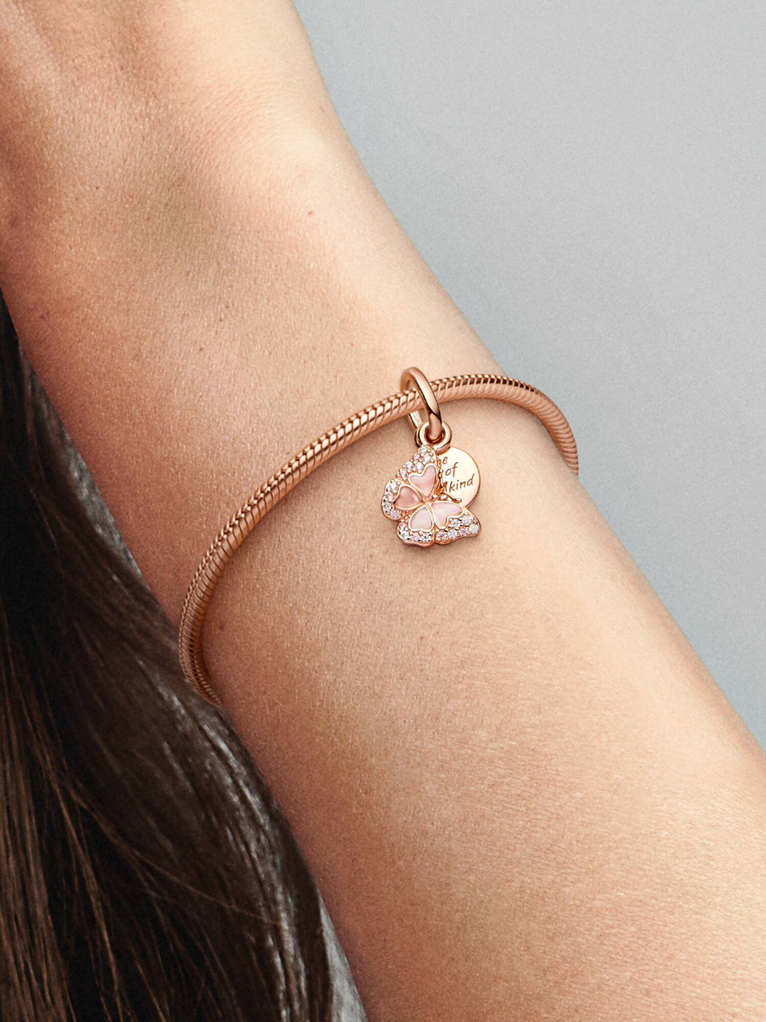 Charm pendente duplo com borboleta rosa e citação