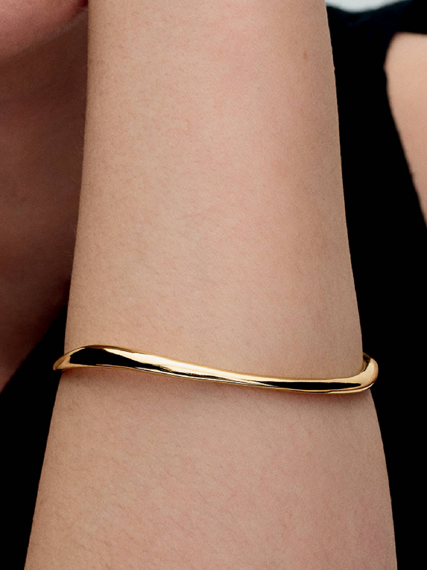 Bracelete Rígido em Forma Orgânica