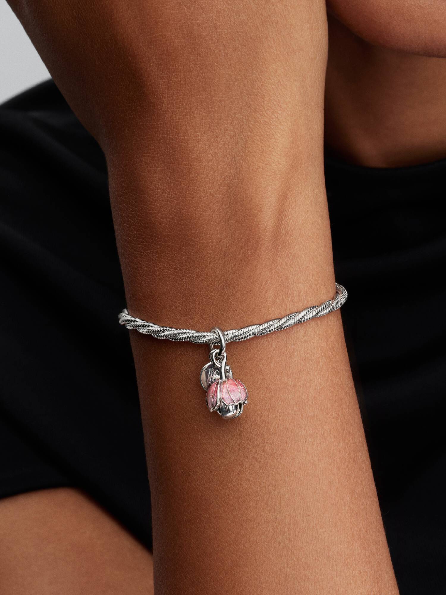 Charm pendente flor desabrochando em dois tons  