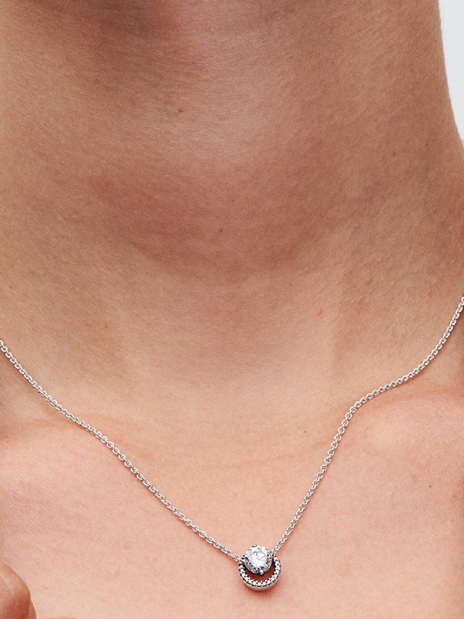 Colar de lapidação redonda brilhante com pendente Halo