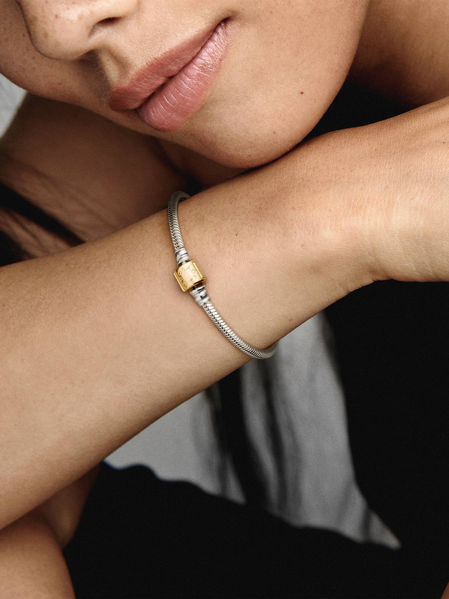 Braceletee Corrente de Serpiente Pandora Moments de dos Tonos ouro 14k com Broche de Barril