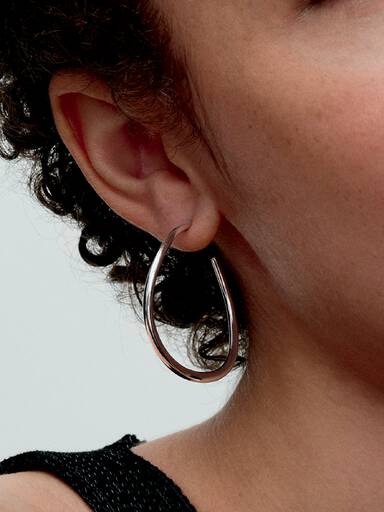 Brincos de argola abertos de 42 mm em forma orgânica