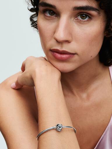 Braceletee Rígido com Broche Círculos Entrelazados