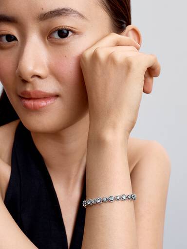 Bracelete Fileira de Corações Brilhantes