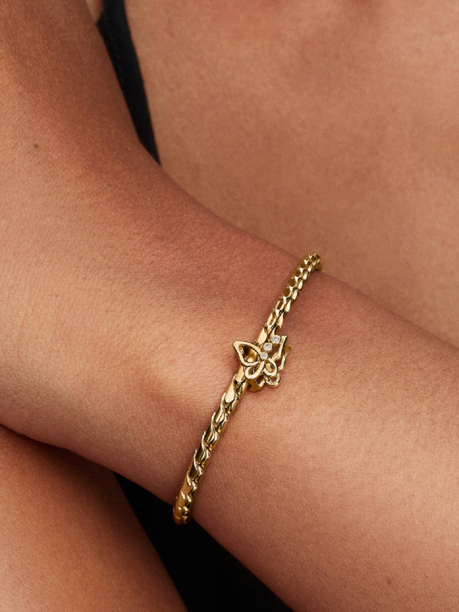 Charm rendado de borboleta.