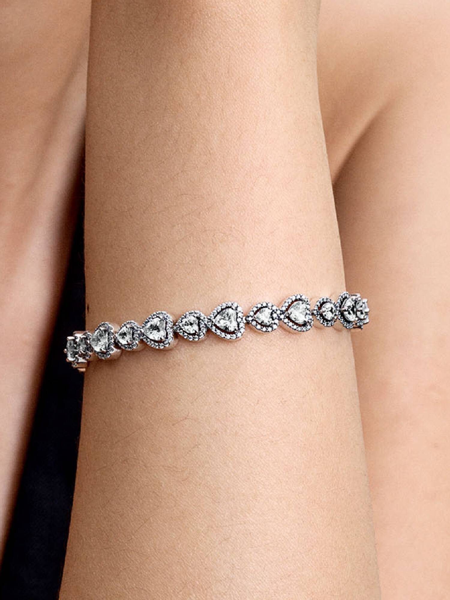 Bracelete Fileira de Corações Brilhantes