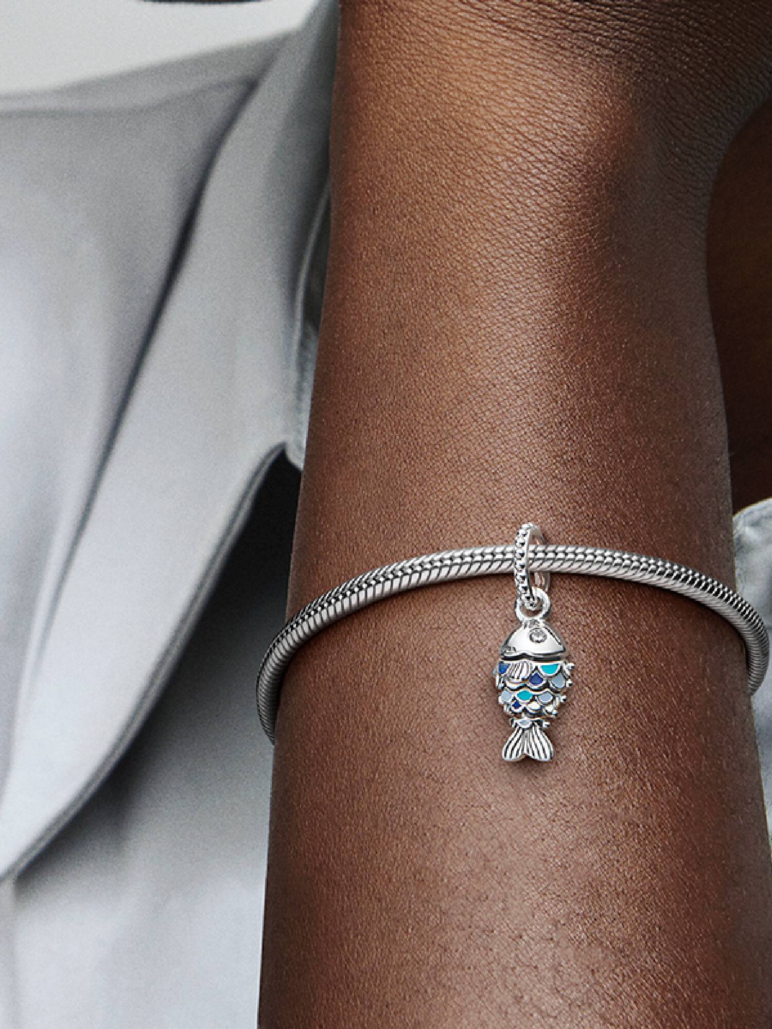Charm pendente de peixe escamado azul