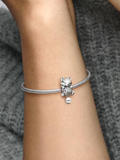 Charm de gatinho e novelo de lã