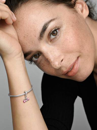Charm pendente com haltere e coração.