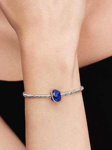 Charm de Planeta em Azul Celestial