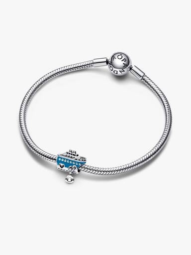 Charm de navio de cruzeiro ancorado