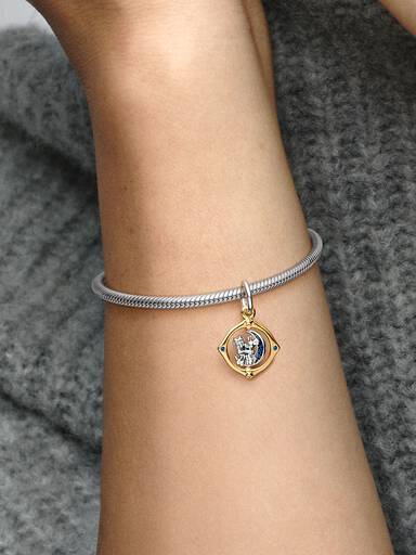 Charm Pendente Lua Giratoria Em dos Tons Mickey e Minnie