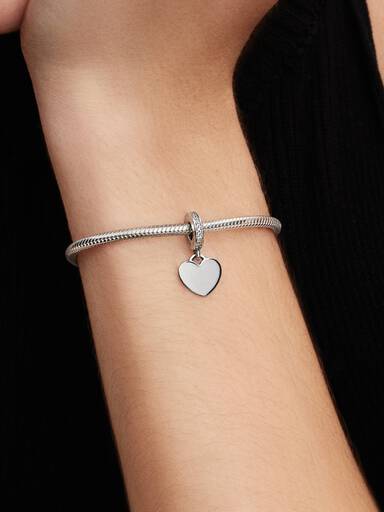 Charm pendente gravável com plaquinha de coração.