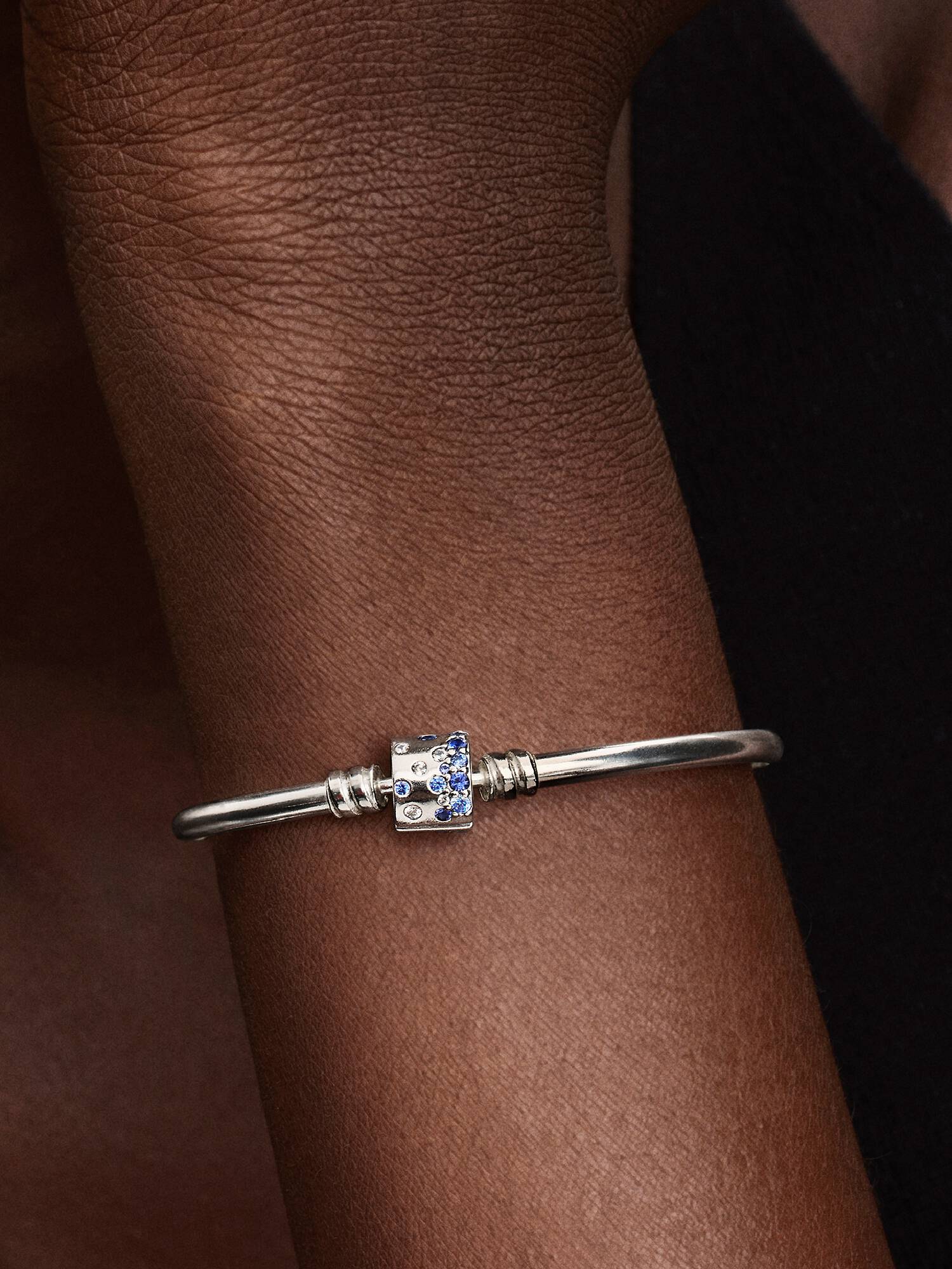 Bracelete Rígido com Fecho Cilíndrico Brilhante