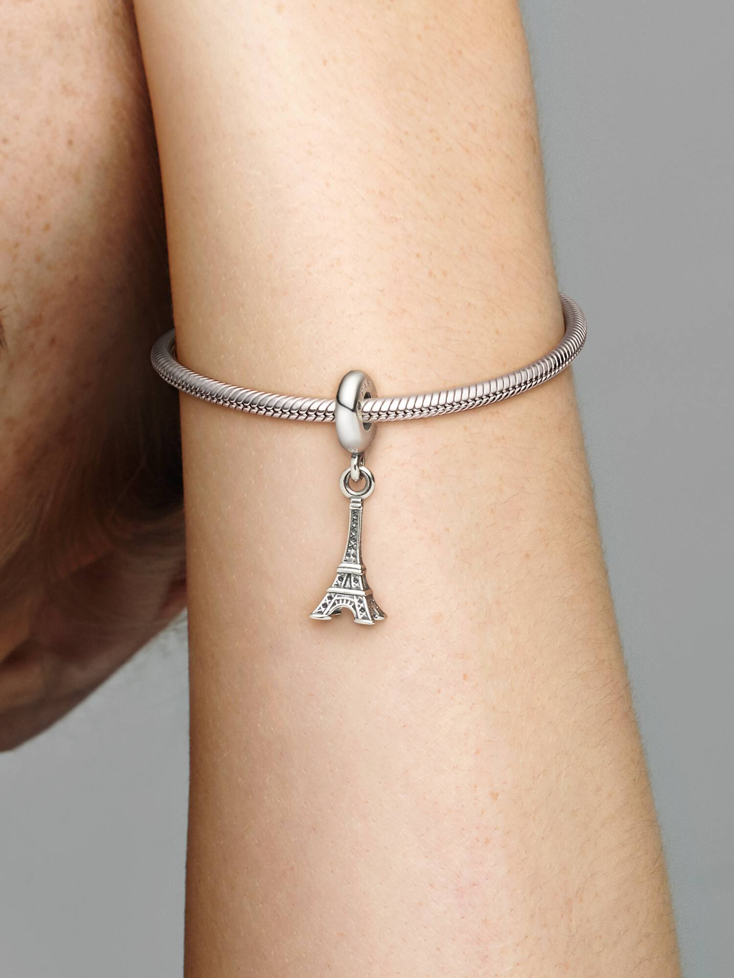 Charm Pendente da Torre Eiffel em Paris