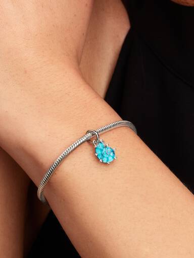 Charm pendente de caracol marinho em vidro de Murano azul