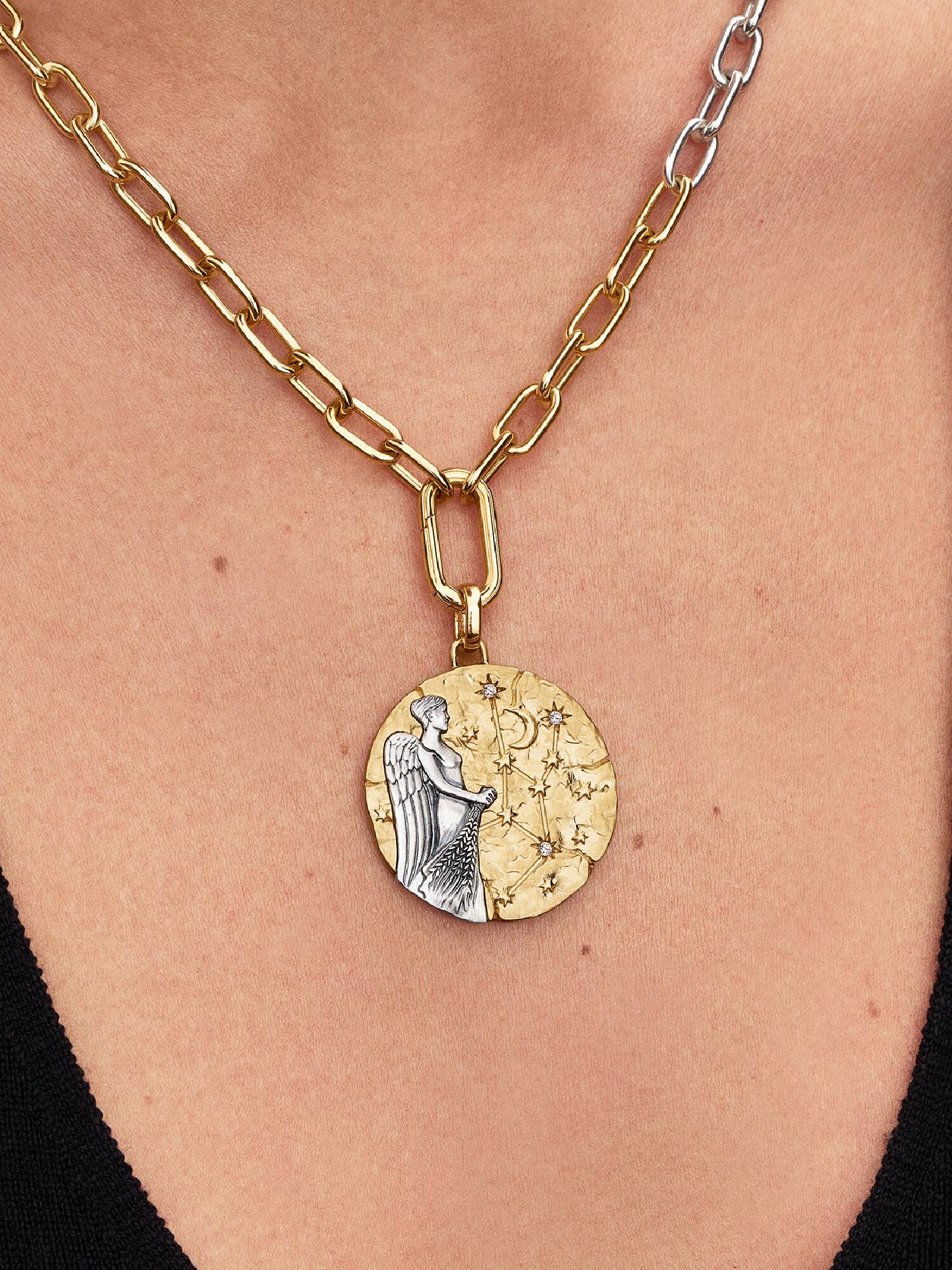 Charm Medalhão Maxi do Zodíaco do Signo de Virgem