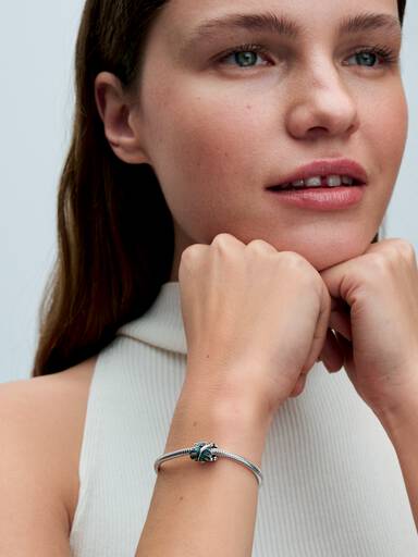 Charm Folhas de Monstera em Prata com Esmalte Verde Holográfico