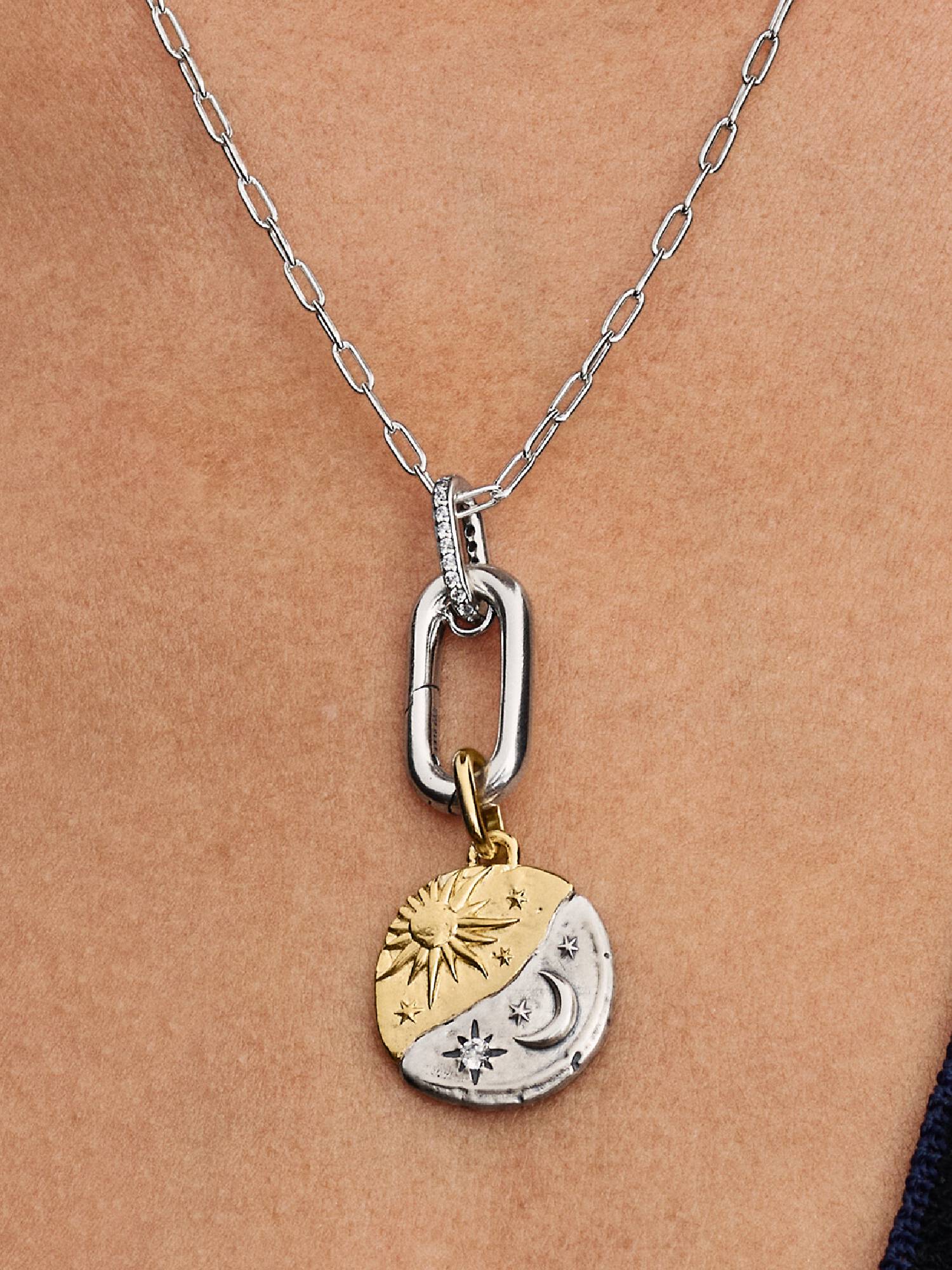 Charm Medalhão Lua e Sol dois Tons