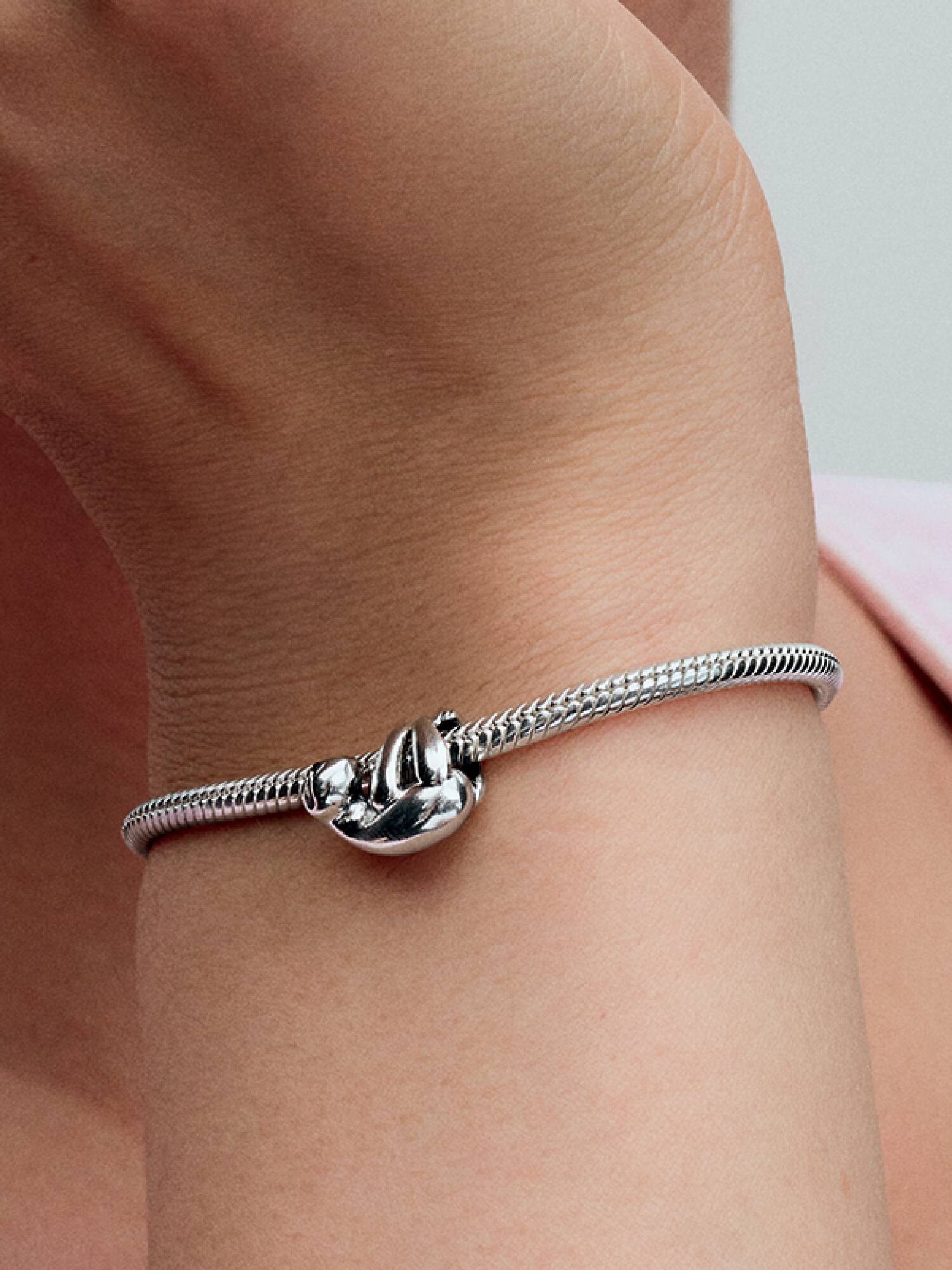 Charm de preguiça suspensa.